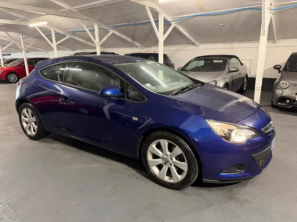 Used Vauxhall Astra GTC Sport 165 HP (121 kW) 2014 Blue Hatchback