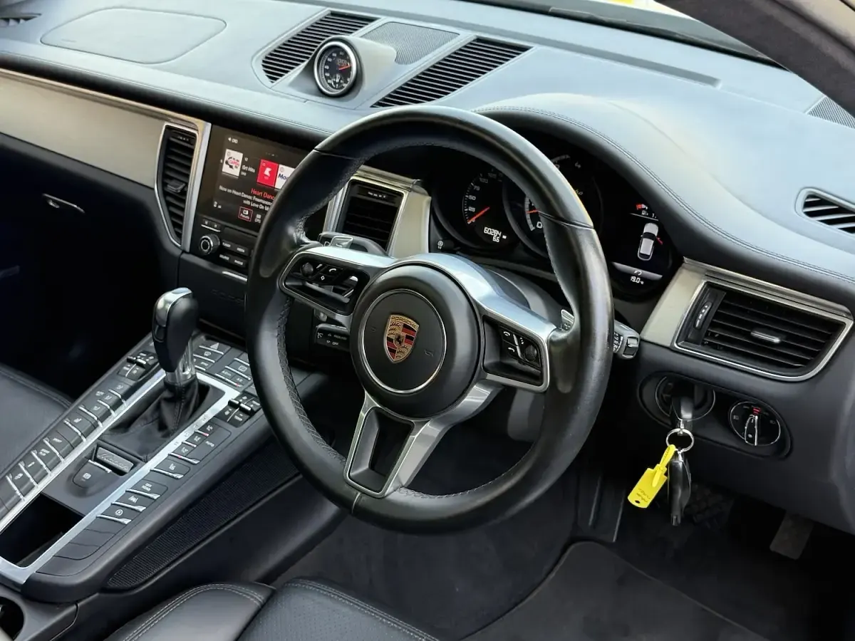 Used Porsche Macan Turbo 400 HP (294 kW) 2016 Silver SUV