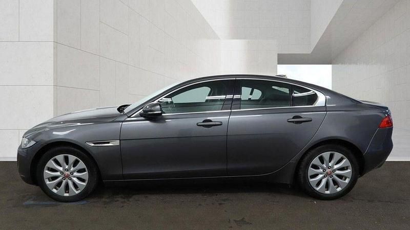 Usado Jaguar XE Prestige 163 HP (119 kW) 2018 Cinzento Sedan