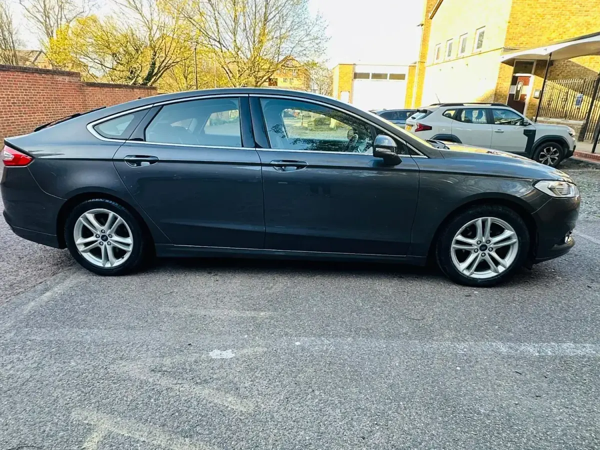 Usado Ford Mondeo Titanium 180 HP (132 kW) 2015 Cinzento Citadino