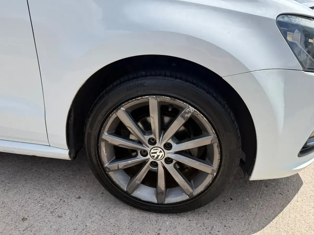 Used VW Polo Design 90 HP (66 kW) 2015 White Hatchback