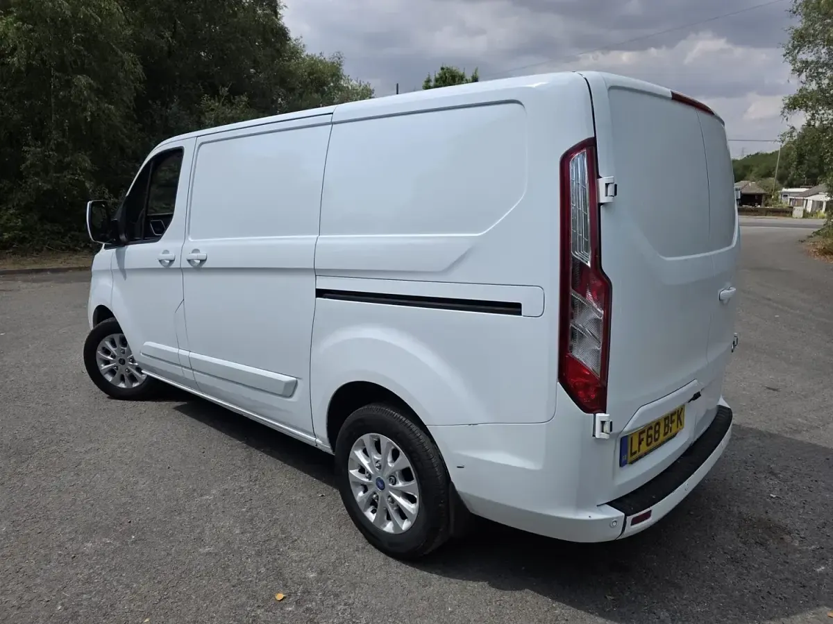 Used Ford Transit Custom Limited 130 HP (95 kW) 2018 White Van
