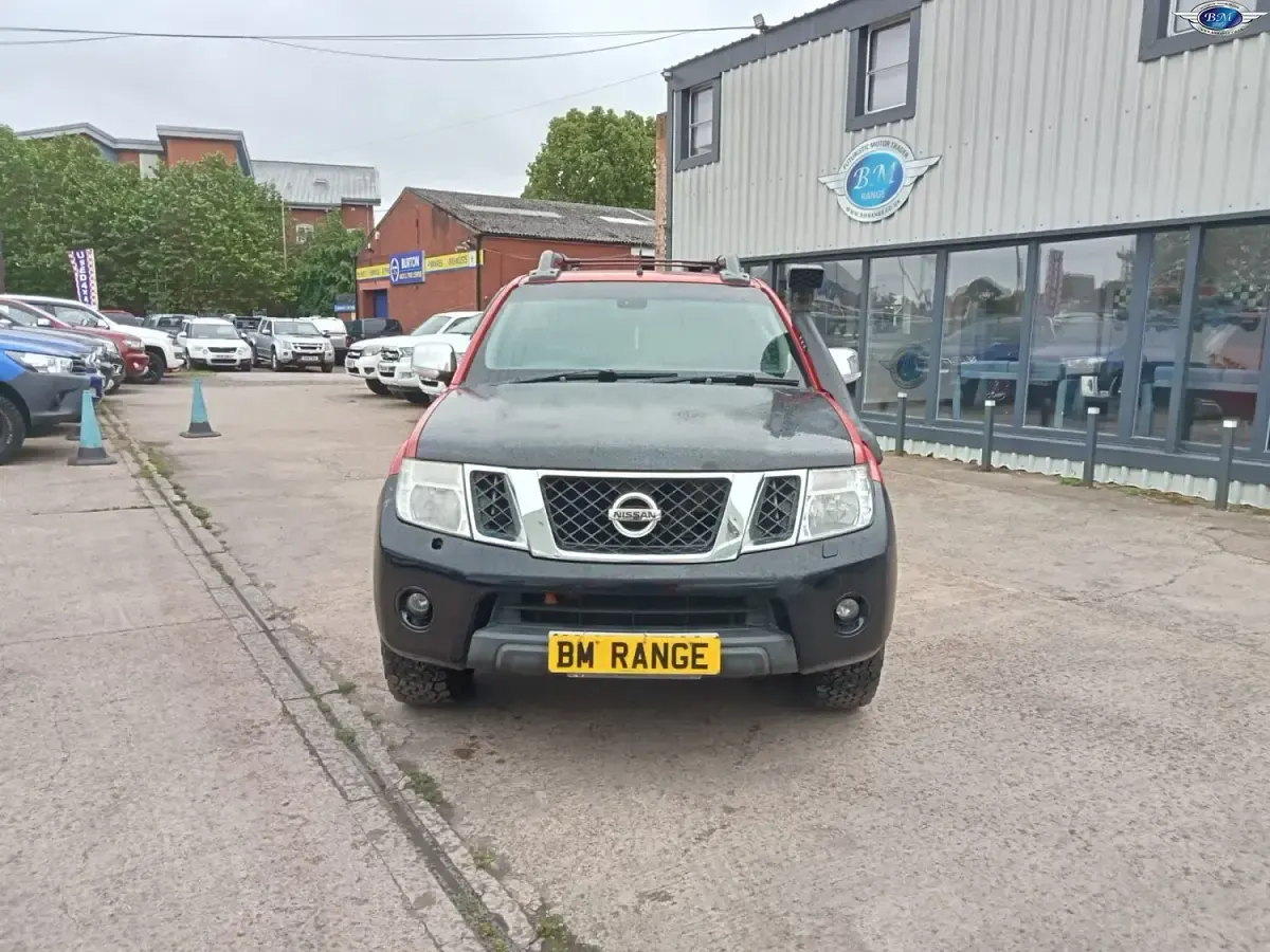 Used Nissan Navara Tekna 190 HP (139 kW) 2010 Red Pickup