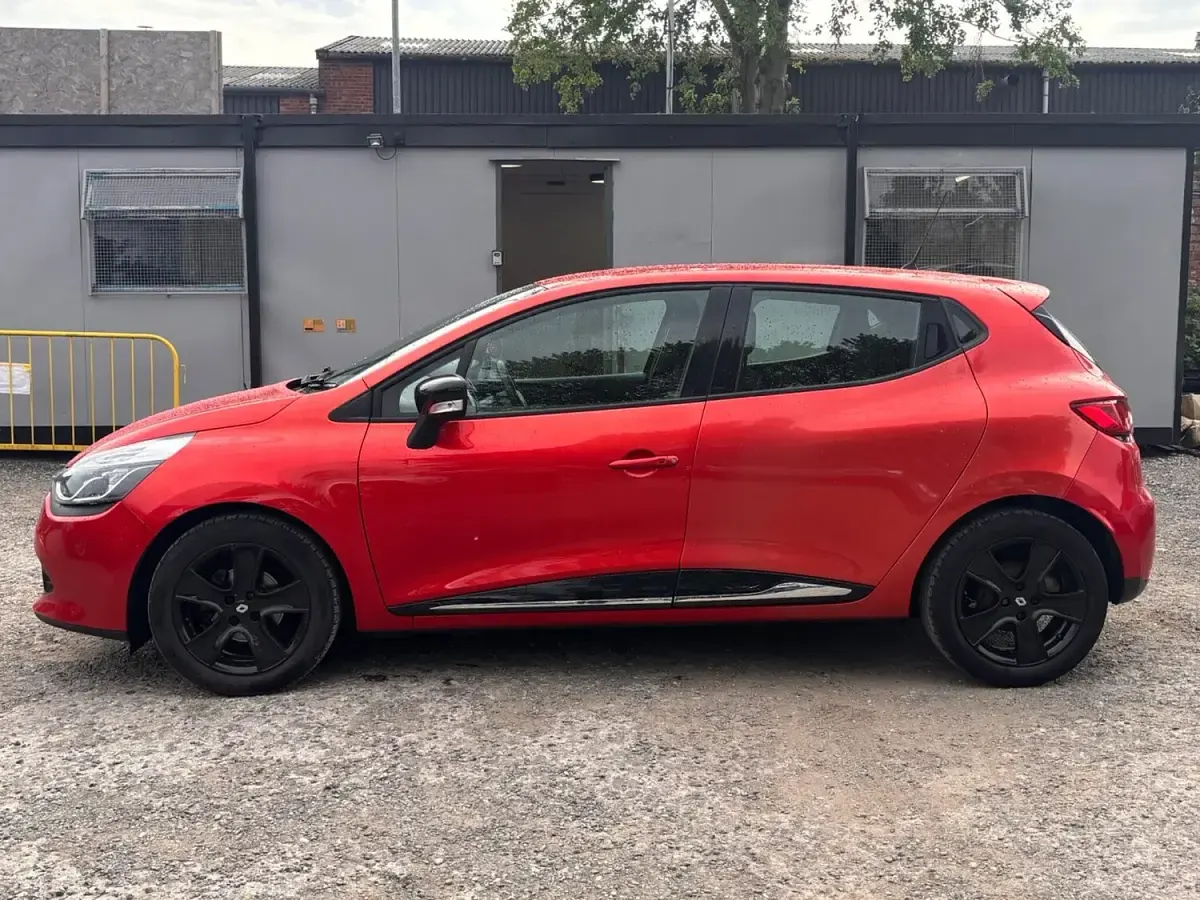 Used Renault Clio IV Dynamique 75 HP (55 kW) 2016 Red Hatchback