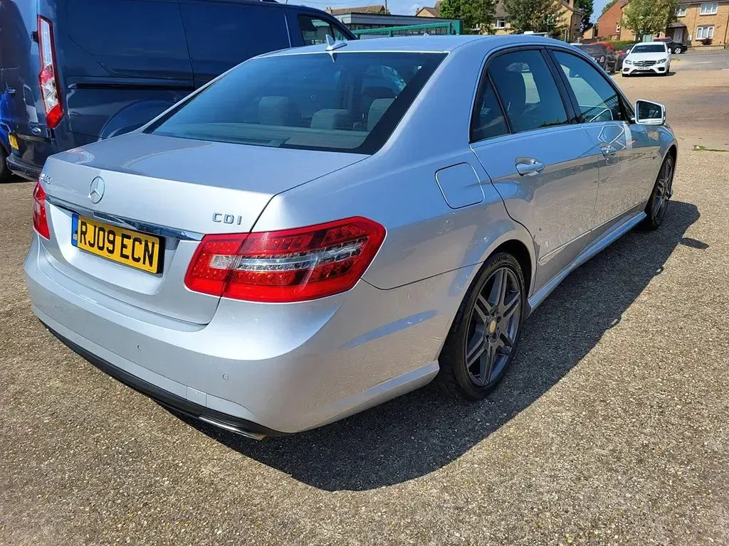 Używany Mercedes E350 231 KM (169 kW) 2009 Srebrny Sedan/Limuzyna