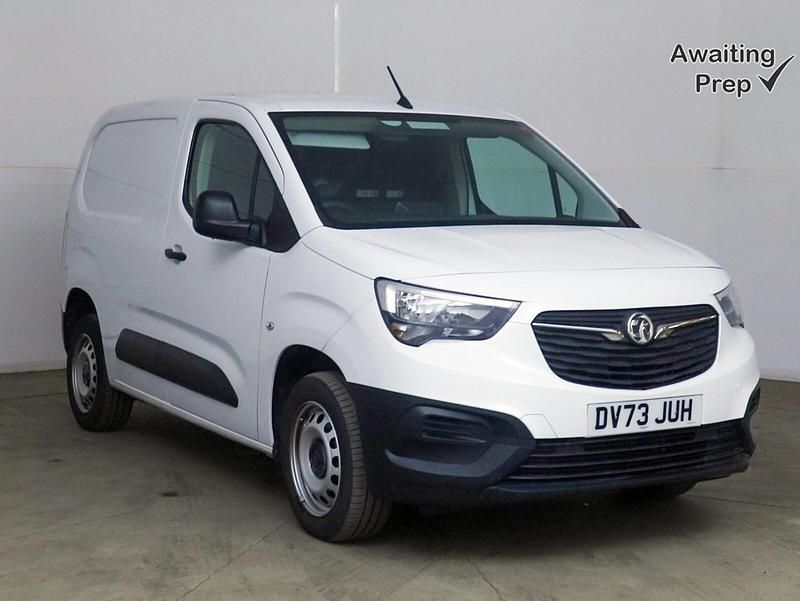 White Used 2023 Vauxhall Combo MPV | £11,750 (Good price) - Image 1/3