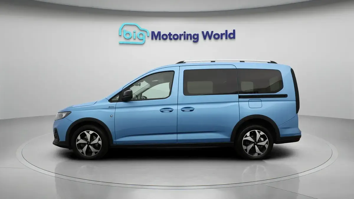 Used Ford Grand Tourneo Connect Active 122 HP (89 kW) 2023 Blue MPV