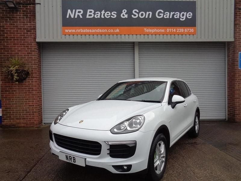 White Used 2015 Porsche Cayenne S E-Hybrid SUV | £16,995 - Image 1/4