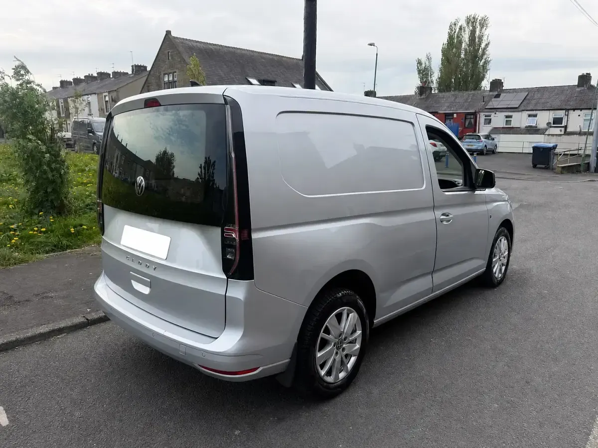 Usado VW Caddy Pro 102 HP (75 kW) 2023 Prateado Monovolume