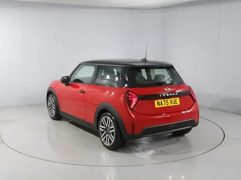 Usado Mini Cooper Hatch 113 kW (154 CV) 2025 Rojo Utilitario