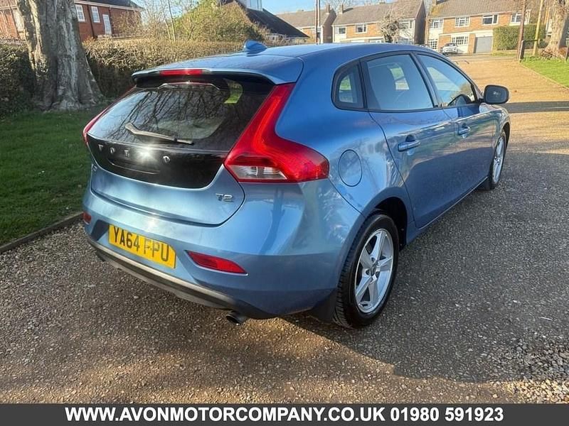 Used Volvo V40 120 HP (88 kW) 2015 Blue Hatchback