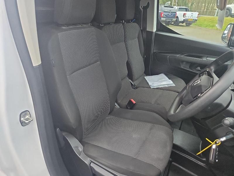 Used Vauxhall Combo S 101 HP (74 kW) 2024 White MPV