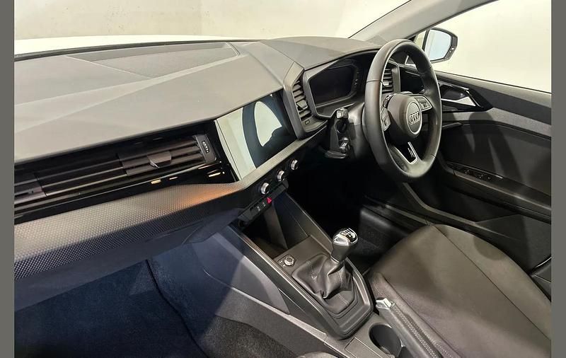 Used Audi A1 Design 108 HP (79 kW) 2022 White SUV