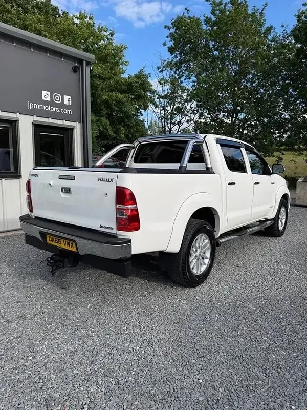 Used Toyota HiLux 171 HP (125 kW) 2015 White Pickup
