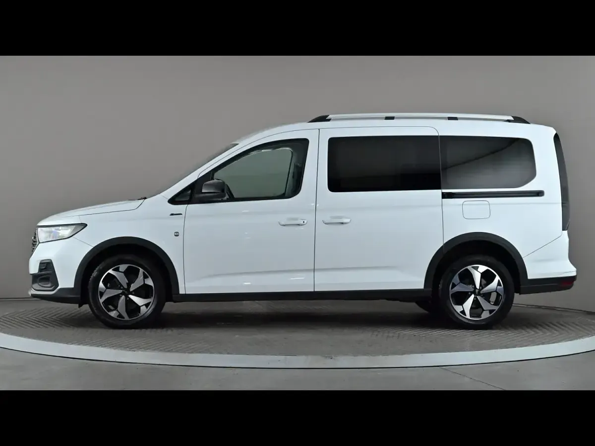 Used Ford Grand Tourneo Connect Active 114 HP (83 kW) 2023 White MPV