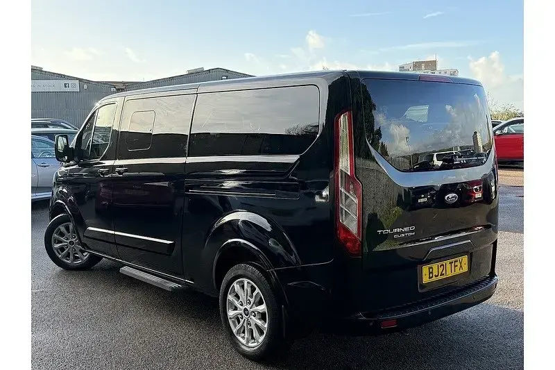 Begagnad Ford Tourneo Custom Titanium 2021 Svart Van