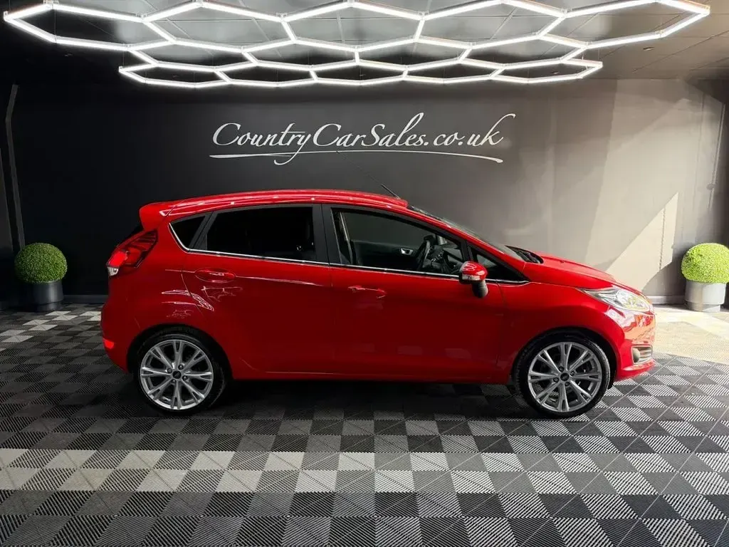 Used Ford Fiesta Titanium 125 HP (91 kW) 2016 Red Hatchback