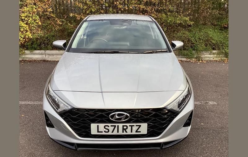 Begagnad Hyundai i20 Premium 100 HK (73 kW) 2021 Silver Halvkombi