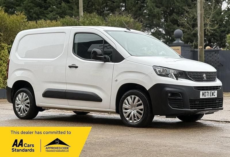 White Used 2022 Peugeot Partner Premium MPV | £6,990 (Good price) - Image 1/2