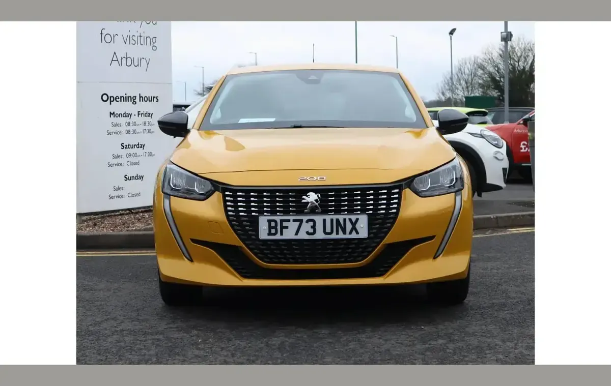 Used Peugeot 208 Active+ 101 HP (74 kW) 2023 Yellow Hatchback