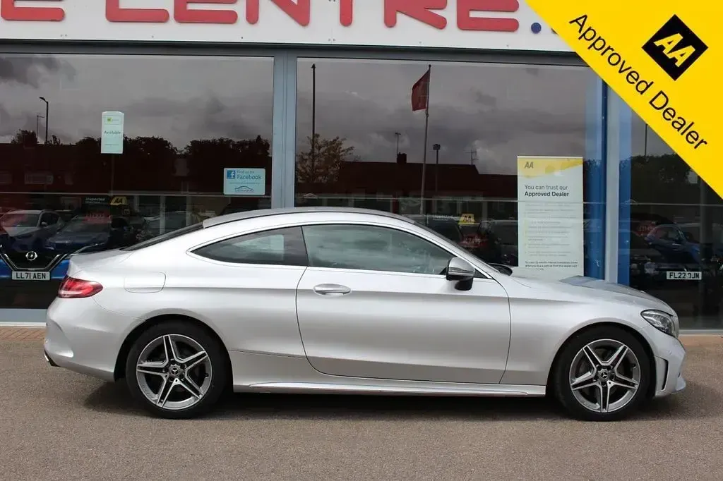 Usado Mercedes C300 AMG line 258 CV (189 kW) 2019 Plateado Coupe