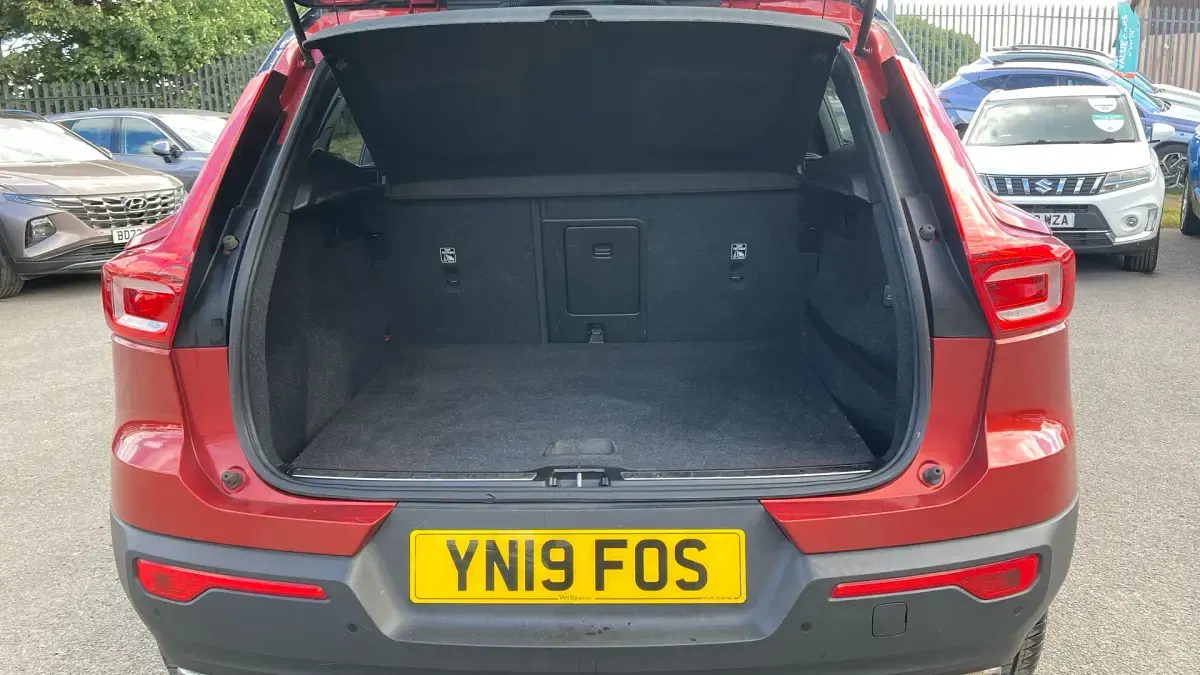 Used Volvo XC40 R-Design Pro 150 HP (110 kW) 2019 Red SUV