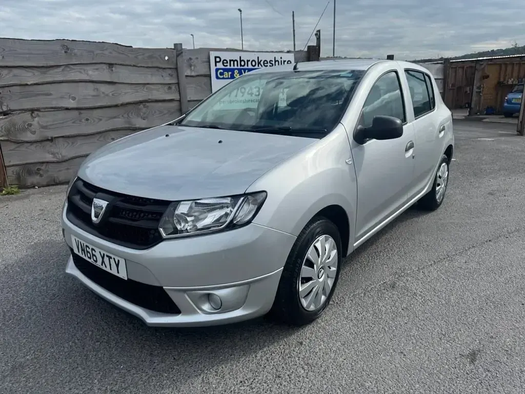 Usado Dacia Sandero Ambiance 90 CV (66 kW) 2015 Plateado Utilitario