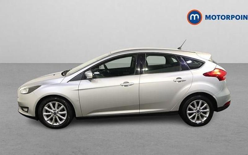 Used Ford Focus Titanium 125 HP (91 kW) 2017 Silver Hatchback