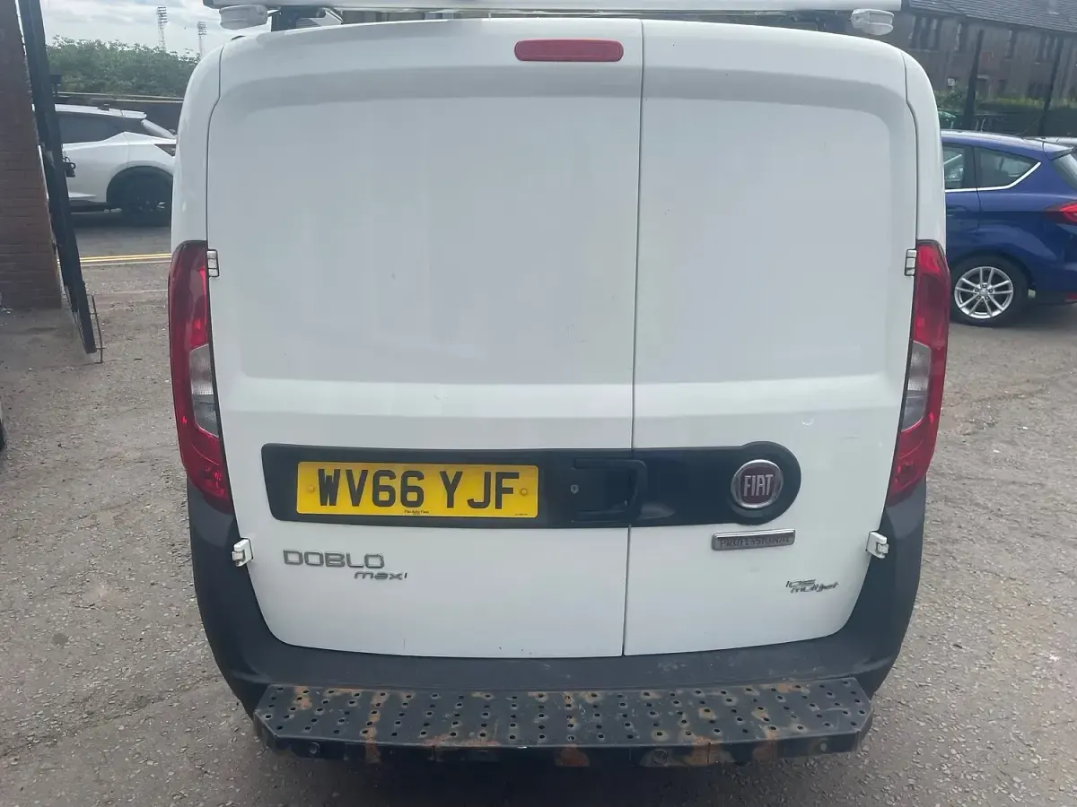 Used Fiat Doblò 105 HP (77 kW) 2016 White MPV