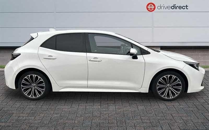 Used Toyota Corolla Design 116 HP (85 kW) 2019 White Hatchback