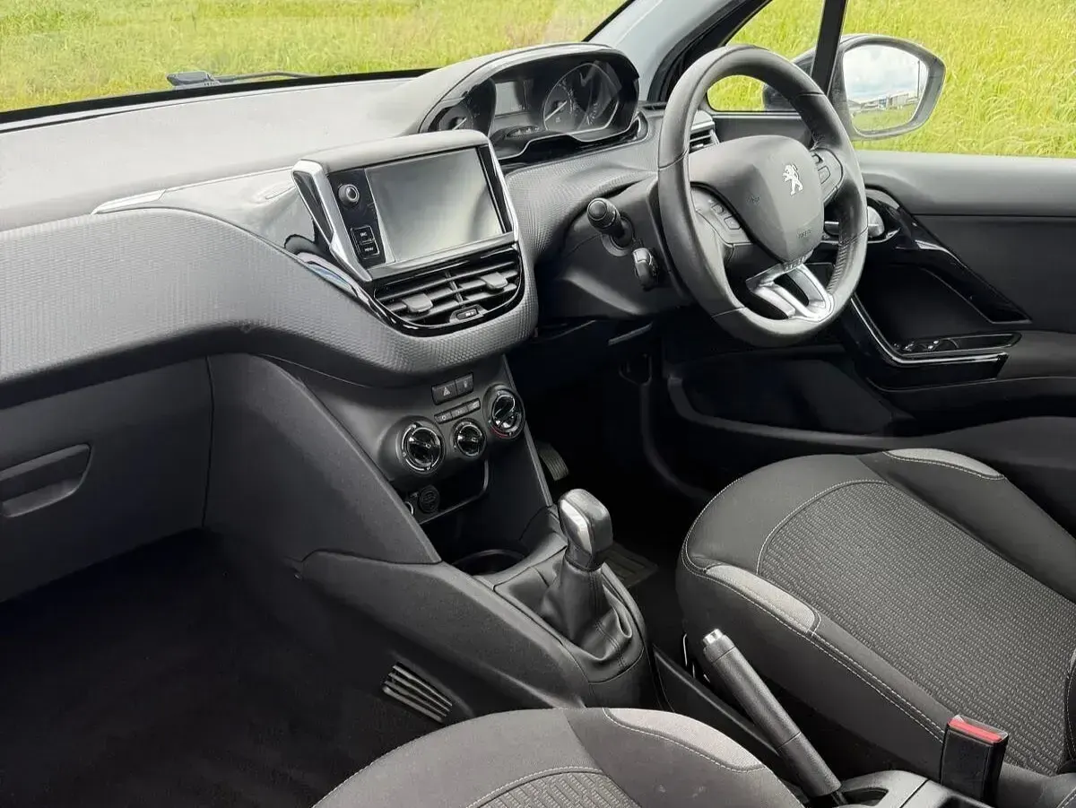 Used Peugeot 208 Active 68 HP (50 kW) 2015 Black Hatchback
