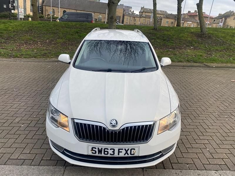 Used Skoda Superb SE 170 HP (125 kW) 2014 White Estate