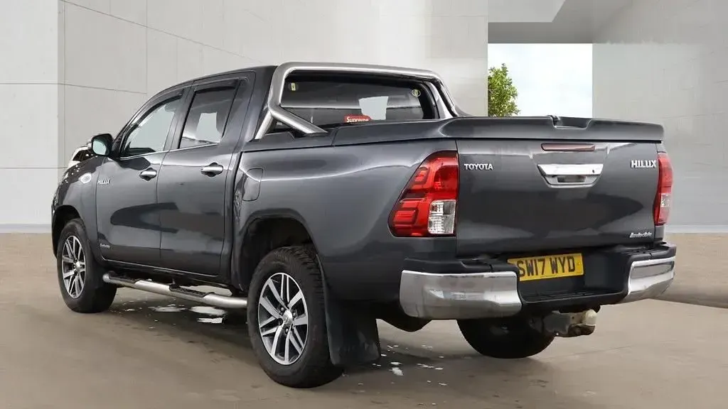 Used Toyota HiLux 150 HP (110 kW) 2017 Grey Pickup