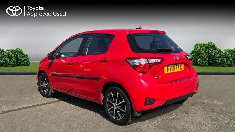 Used Toyota Yaris 111 HP (81 kW) 2019 Chilli red Hatchback