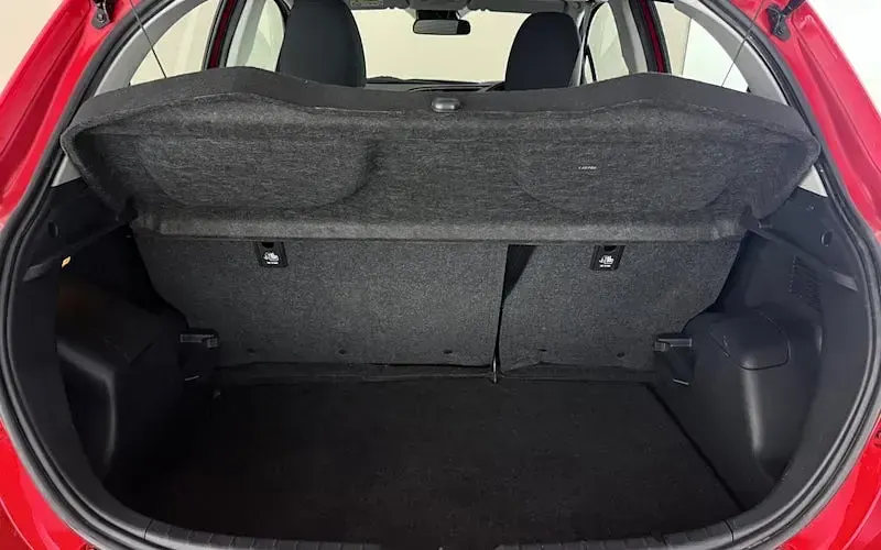 Used Toyota Yaris 101 HP (74 kW) 2018 Red Hatchback