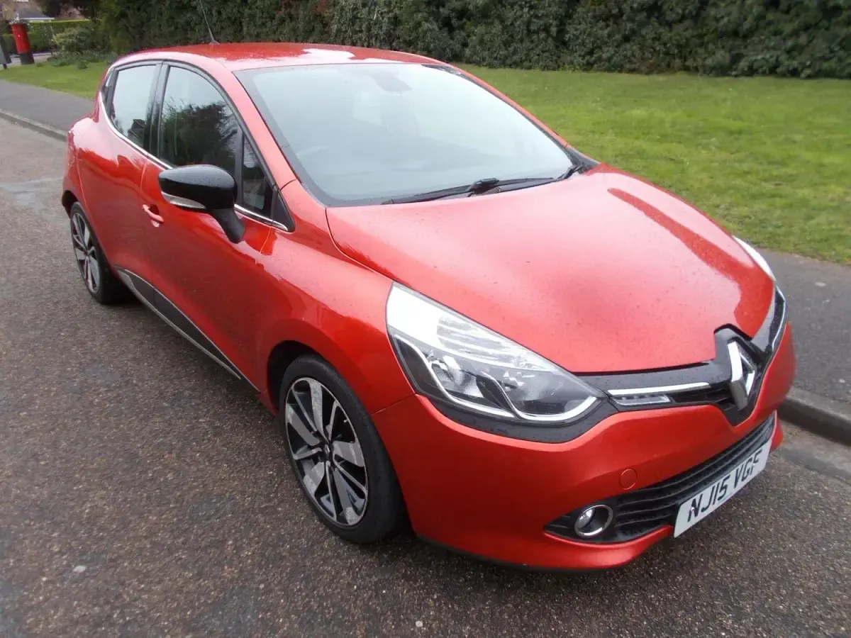 Begagnad Renault Clio IV Dynamique 90 HK (66 kW) 2015 Röd Halvkombi