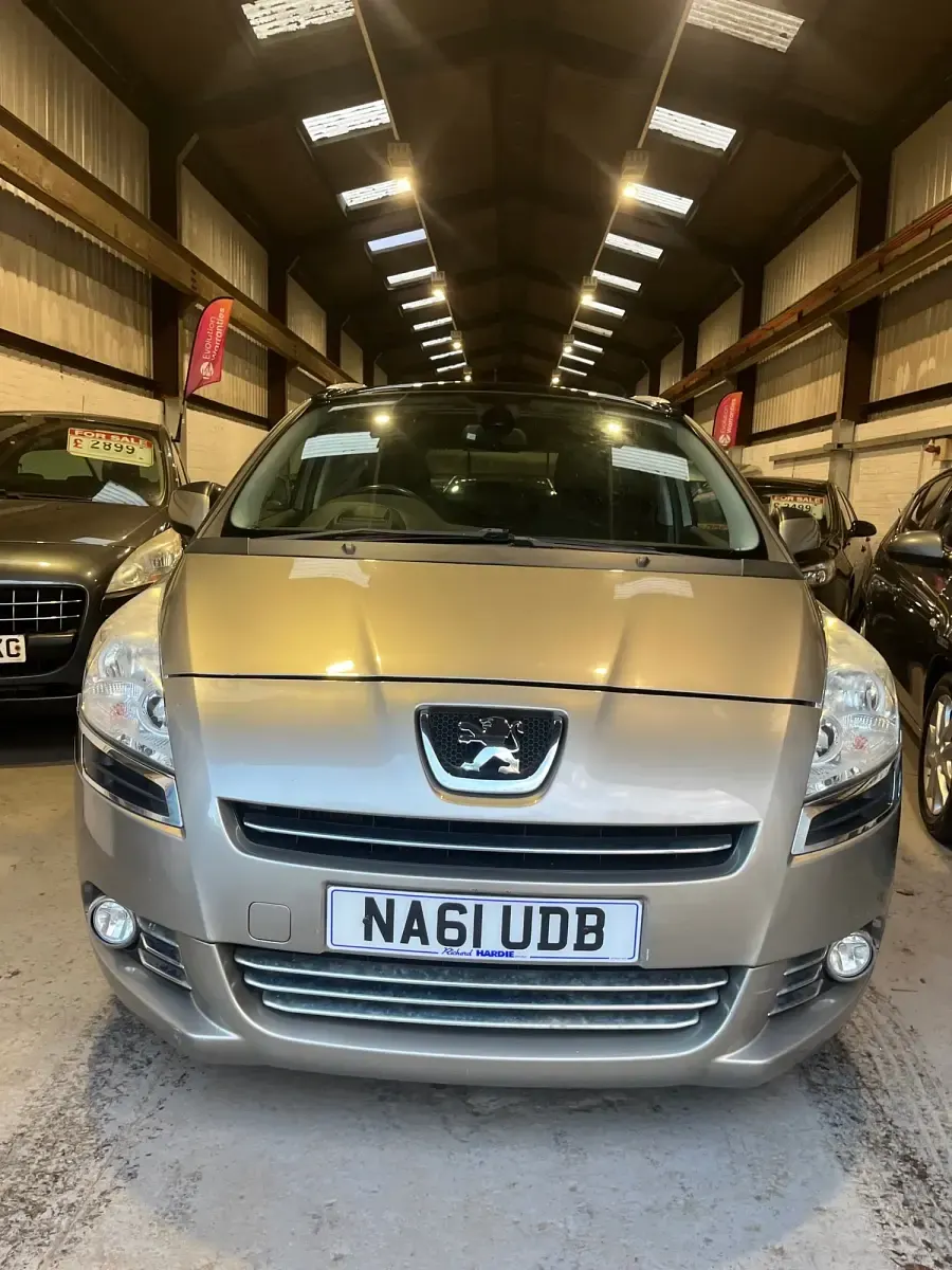 Usado Peugeot 5008 112 HP (82 kW) 2011 Cinzento Monovolume