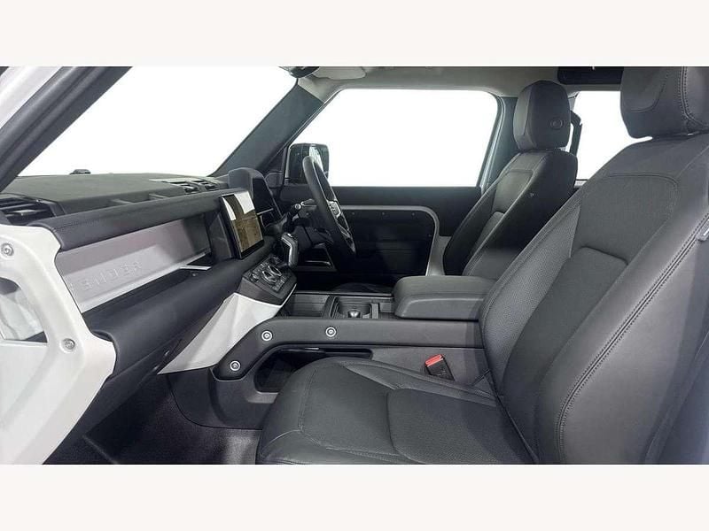 Used Land Rover Defender SE 300 HP (220 kW) 2024 Fuji white SUV