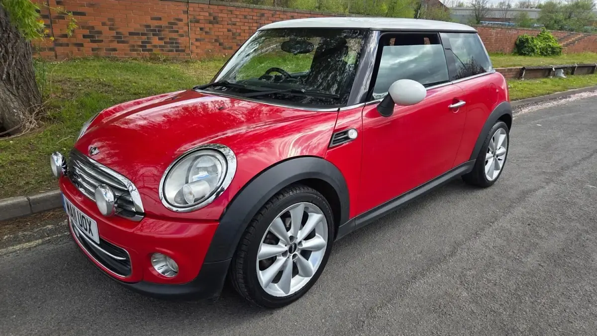 Usado Mini Cooper Hatch 122 CV (89 kW) 2011 Rojo Utilitario