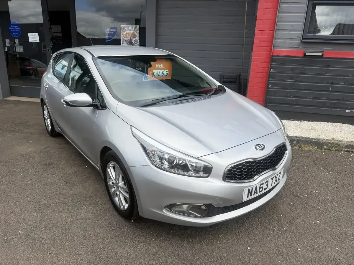 Used Kia Ceed 128 HP (94 kW) 2014 Silver Hatchback