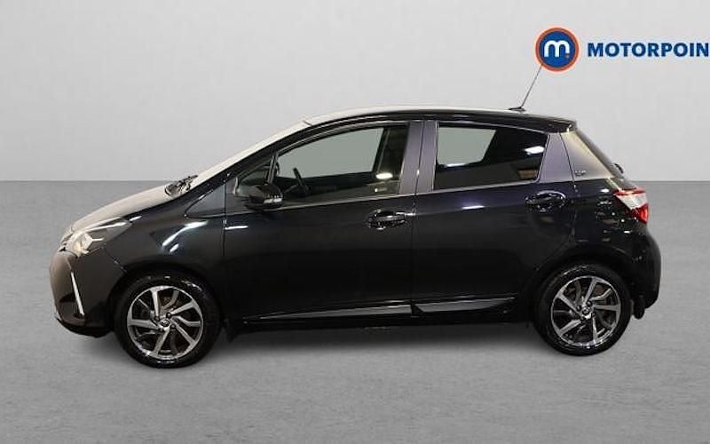 Begagnad Toyota Yaris 111 HK (81 kW) 2019 Svart Halvkombi