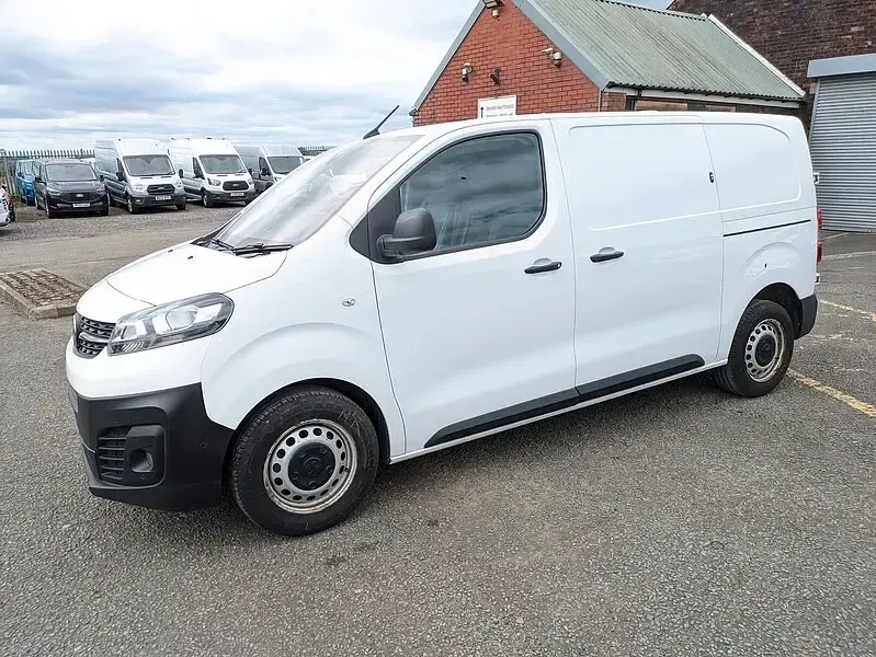 Used Vauxhall Vivaro 100 HP (73 kW) 2021 White MPV