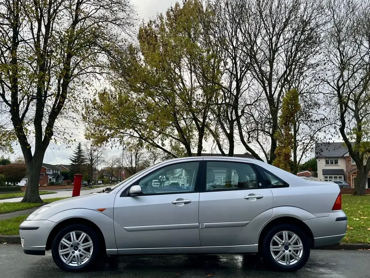 Begagnad Ford Focus Ghia 2004 Silver Sedan