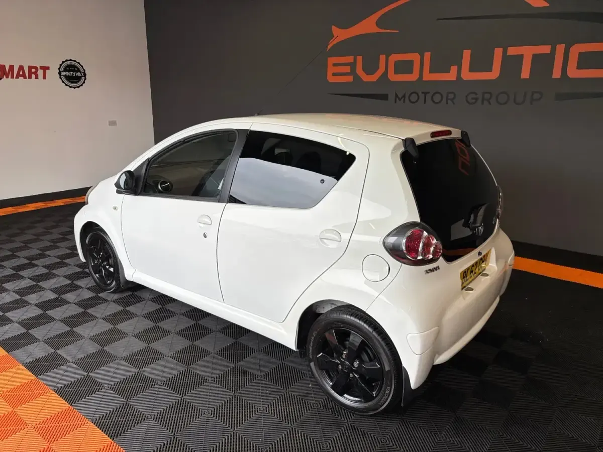 Used Toyota Aygo 68 HP (50 kW) 2013 White Hatchback