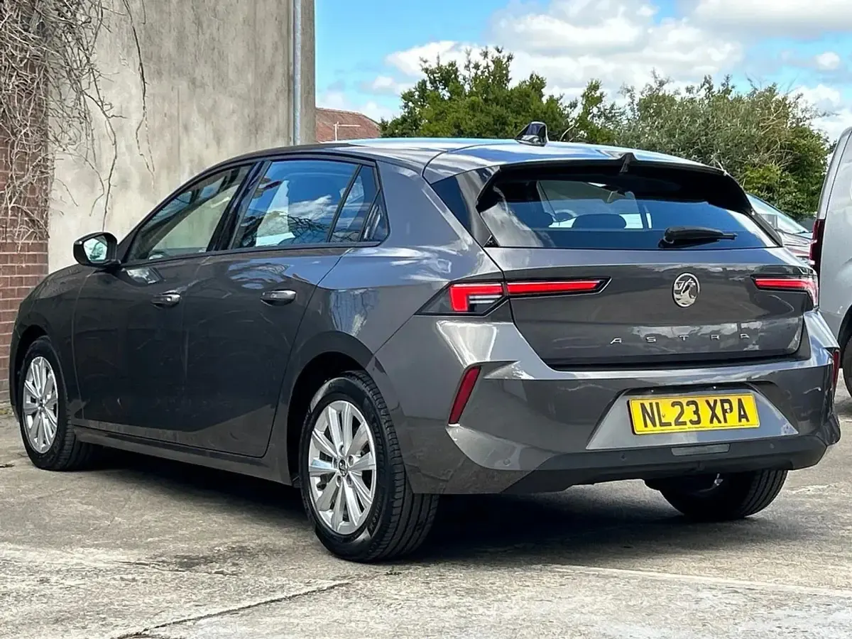 Używany Vauxhall Astra Design Edition 130 KM (95 kW) 2023 Szary Hatchback