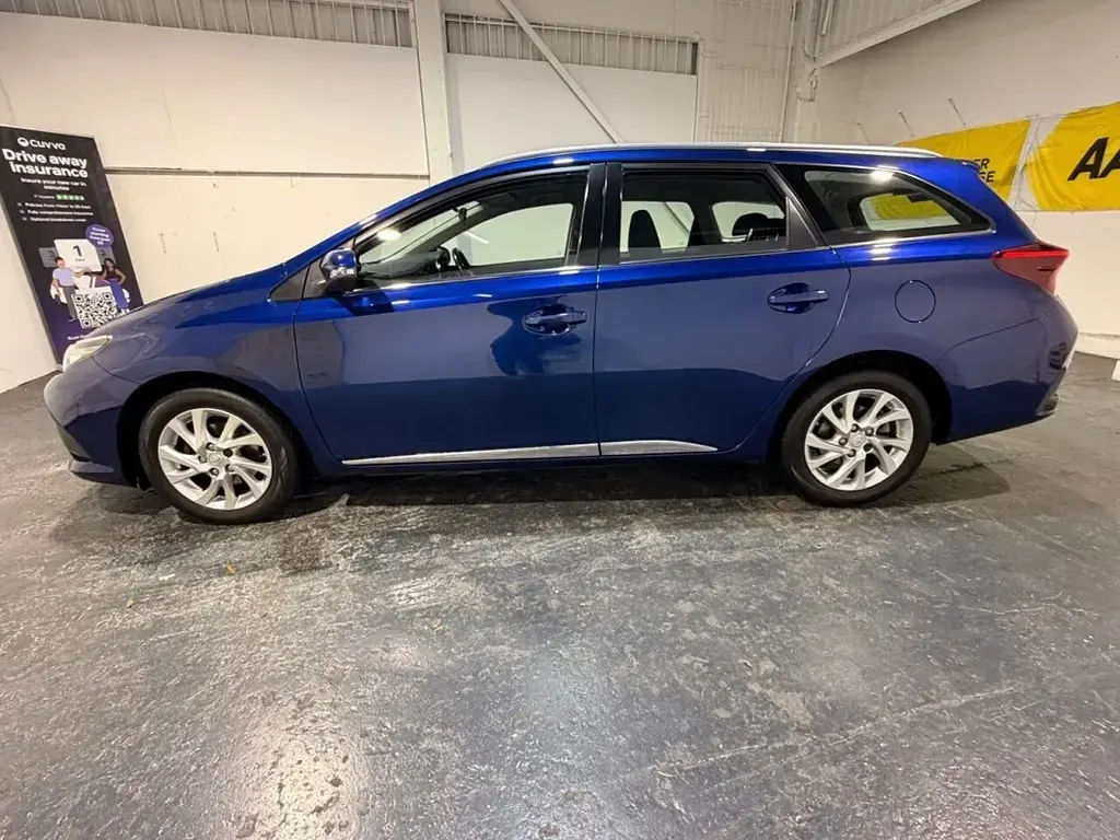 Usado Toyota Auris Business Edition 116 HP (85 kW) 2017 Azul Carrinha