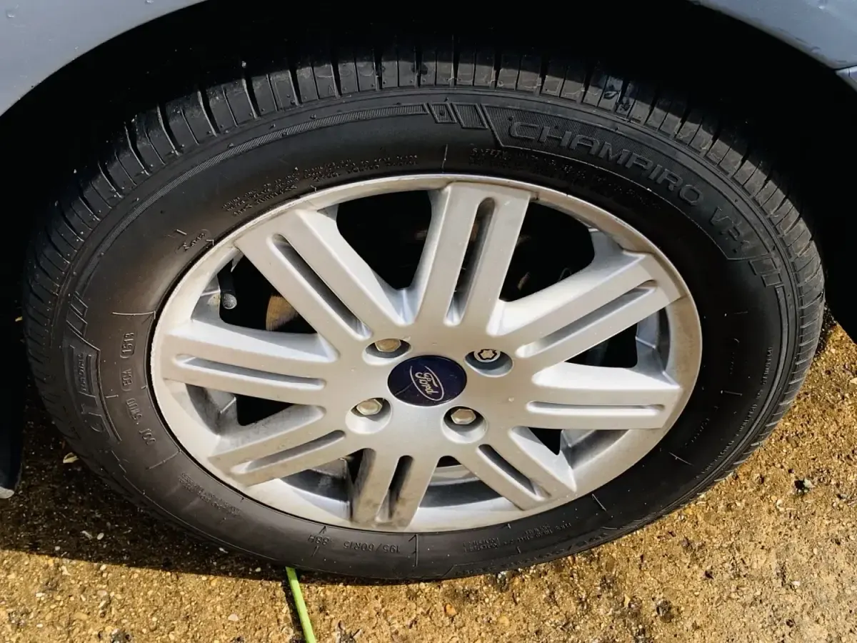 Begagnad Ford Focus Ghia 2004 Blå Halvkombi