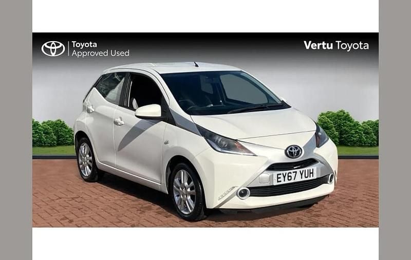 Used Toyota Aygo X-play 72 HP (52 kW) 2017 White Hatchback