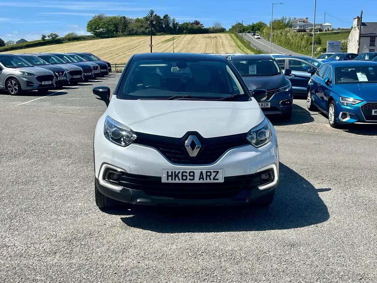 Used Renault Captur Iconic 90 HP (66 kW) 2019 White/black SUV