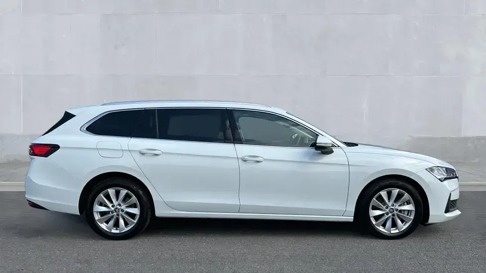 Used Skoda Superb SE Technology 204 HP (150 kW) 2025 Pure white